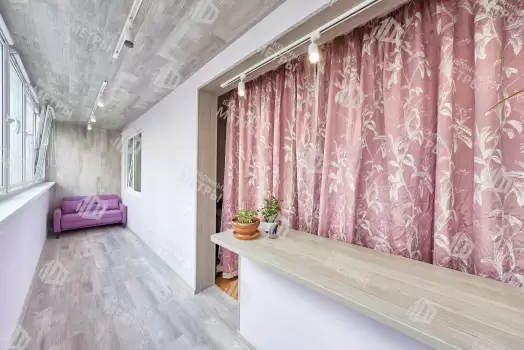 Объединение балкона с комнатой с отделкой и остеклением