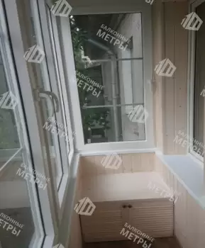 Остекление и отделка балкона деревянной вагонкой