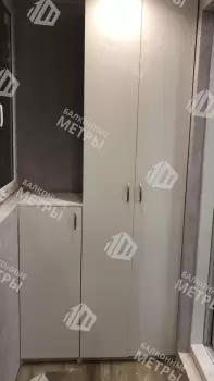Отделка балкона гипсокартоном и ламинатом с установкой шкафа и тумбы