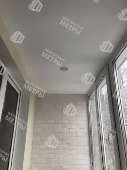 Отделка балкона декоративным камнем, ламинат и натяжной потолок