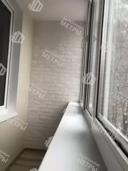 Отделка балкона декоративным камнем, ламинат и натяжной потолок